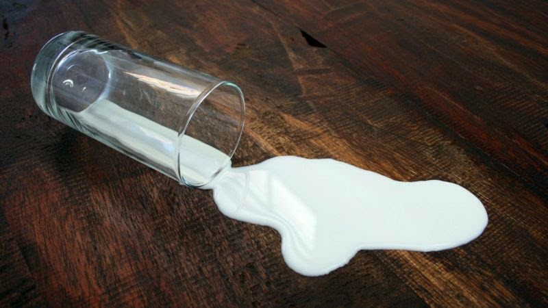 یک شیرفروش دو پارچ خالی دارد: یکی به ظرفیت سه لیتر و دیگری به ظرفیت پنج لیتر.
چطور بدون هدر دادن حتی یک قطره شیر و با استفاده از این دو پارچ، یک لیتر شیر را اندازه بگیرد؟